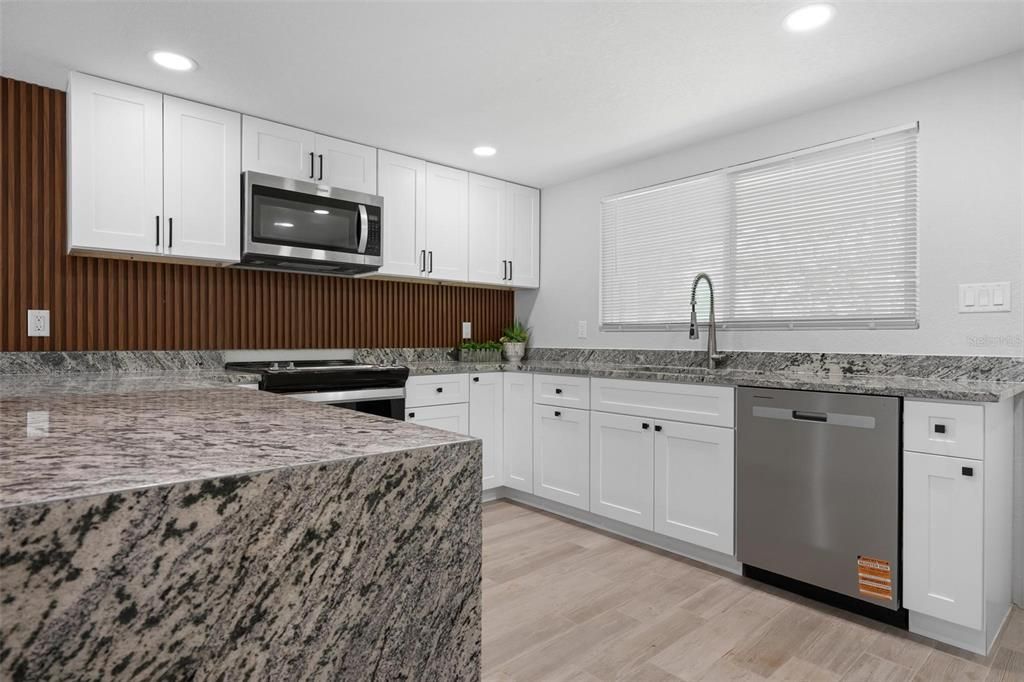 На продажу: $549,500 (5 спален, 0 ванн, 2521 Квадратных фут)