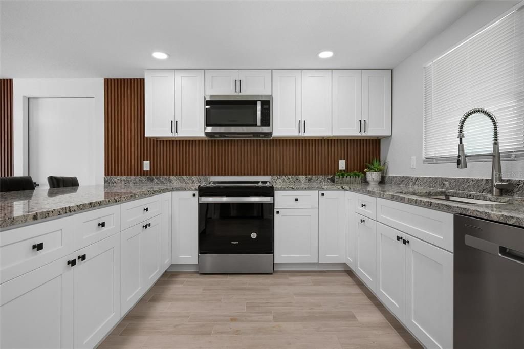 На продажу: $549,500 (5 спален, 0 ванн, 2521 Квадратных фут)