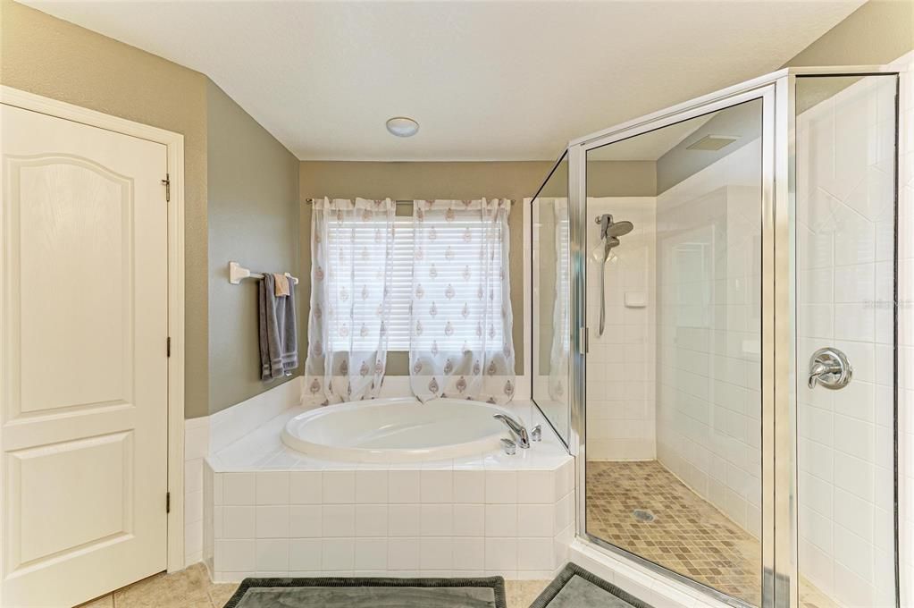 Под контрактом: $440,000 (4 спален, 3 ванн, 2909 Квадратных фут)