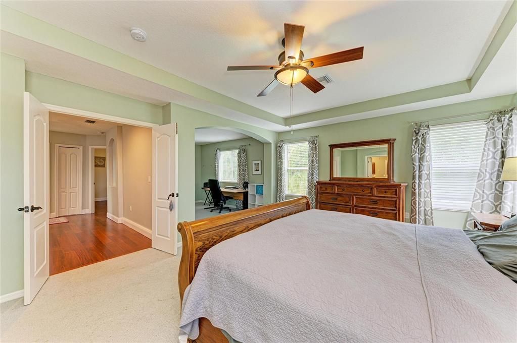 Под контрактом: $440,000 (4 спален, 3 ванн, 2909 Квадратных фут)