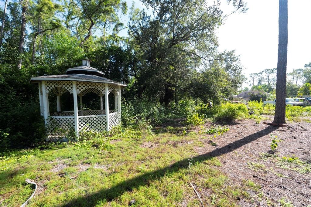 На продажу: $1,100,000 (14.62 acres)