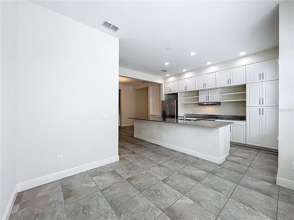 Activo con contrato: $2,995 (4 camas, 3 baños, 1705 Pies cuadrados)