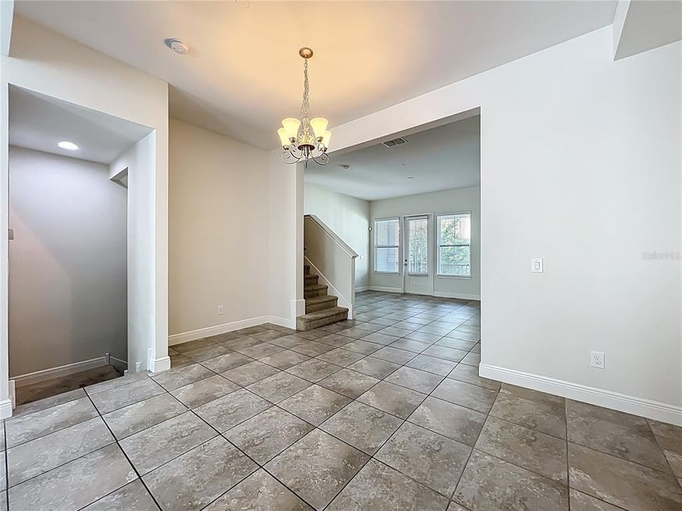 Activo con contrato: $2,995 (4 camas, 3 baños, 1705 Pies cuadrados)