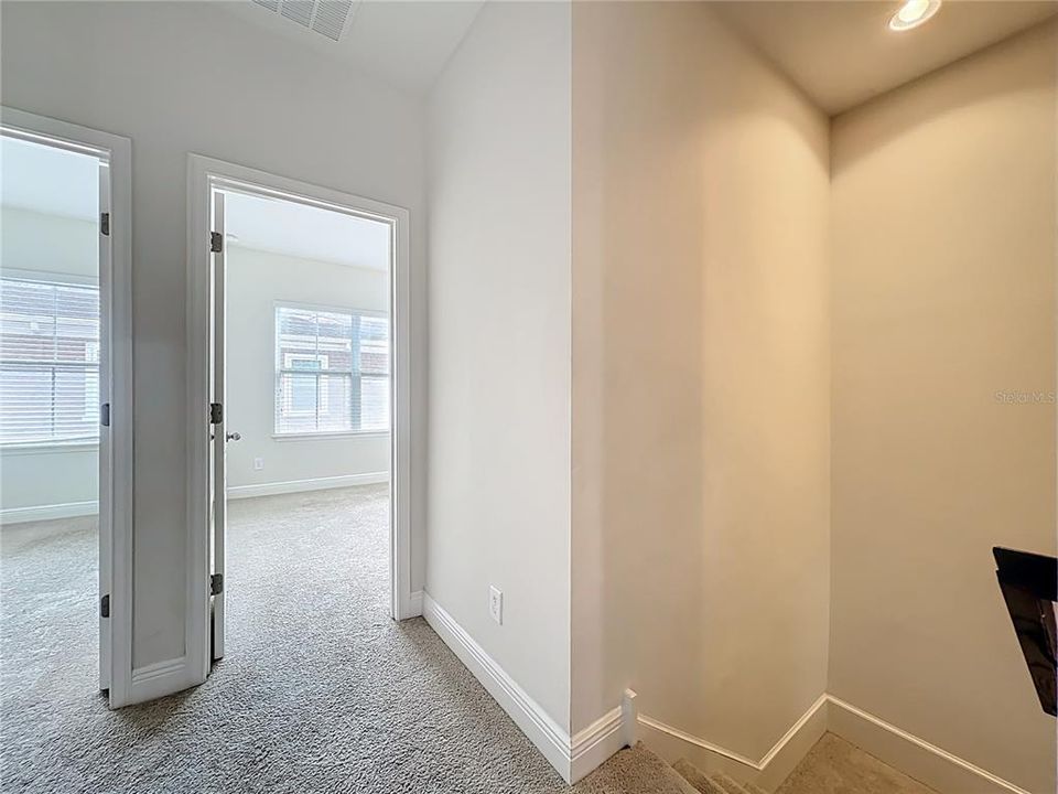 Activo con contrato: $2,995 (4 camas, 3 baños, 1705 Pies cuadrados)