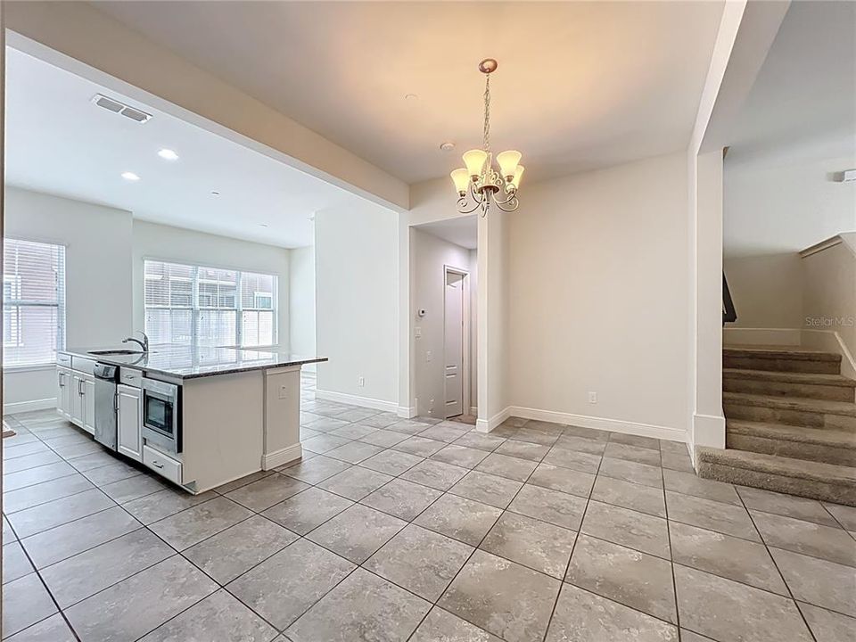 Activo con contrato: $2,995 (4 camas, 3 baños, 1705 Pies cuadrados)