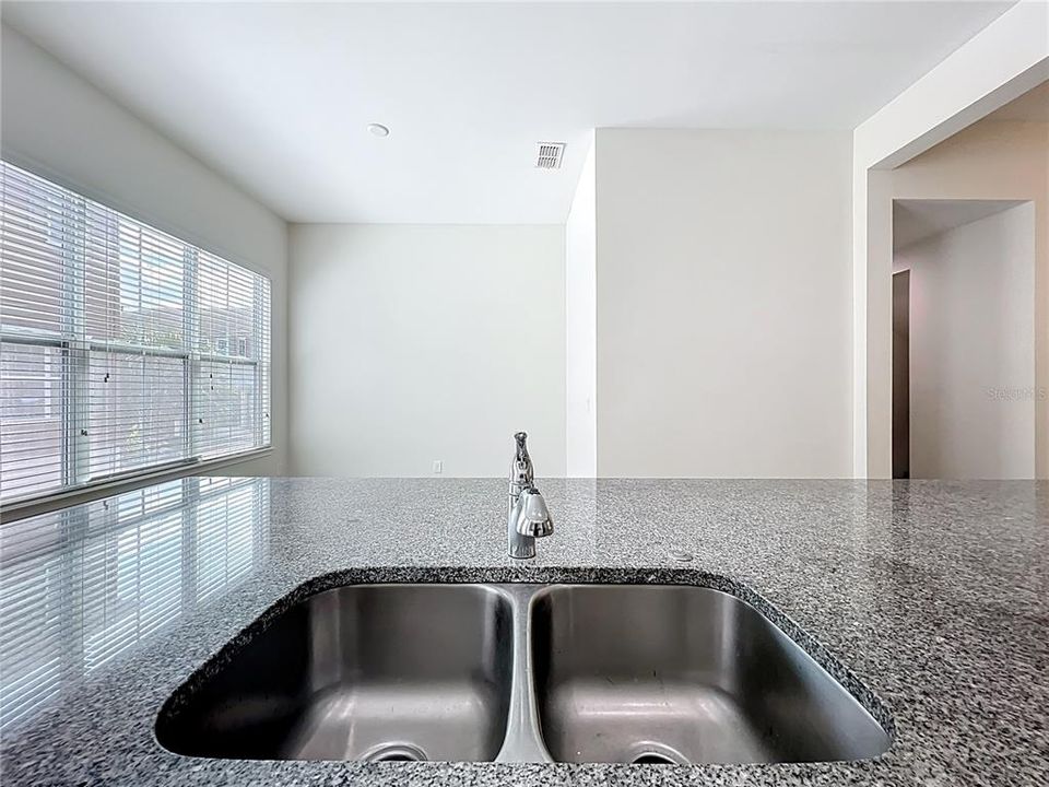 Activo con contrato: $2,995 (4 camas, 3 baños, 1705 Pies cuadrados)