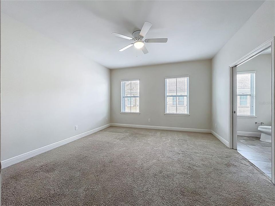 Activo con contrato: $2,995 (4 camas, 3 baños, 1705 Pies cuadrados)