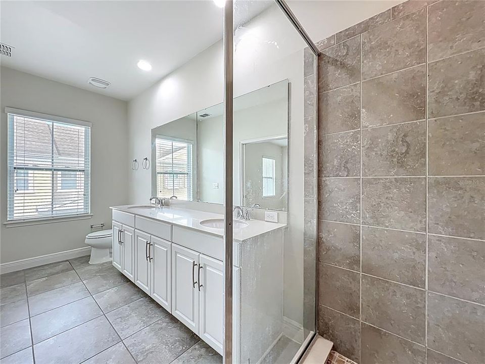 Activo con contrato: $2,995 (4 camas, 3 baños, 1705 Pies cuadrados)