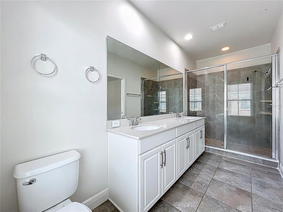 Activo con contrato: $2,995 (4 camas, 3 baños, 1705 Pies cuadrados)