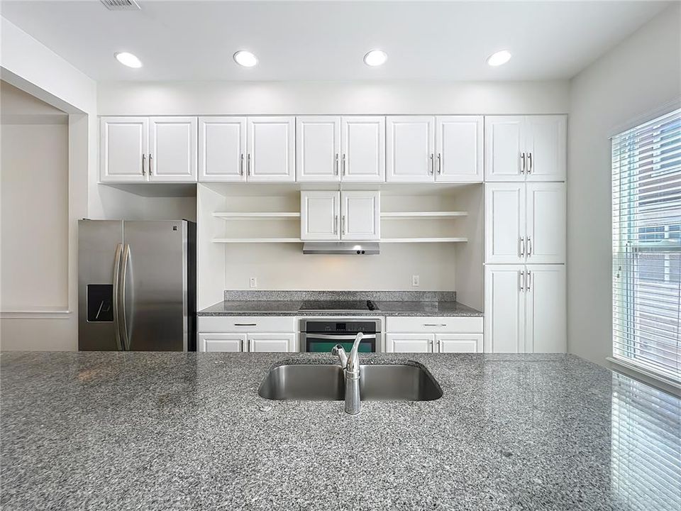 Activo con contrato: $2,995 (4 camas, 3 baños, 1705 Pies cuadrados)