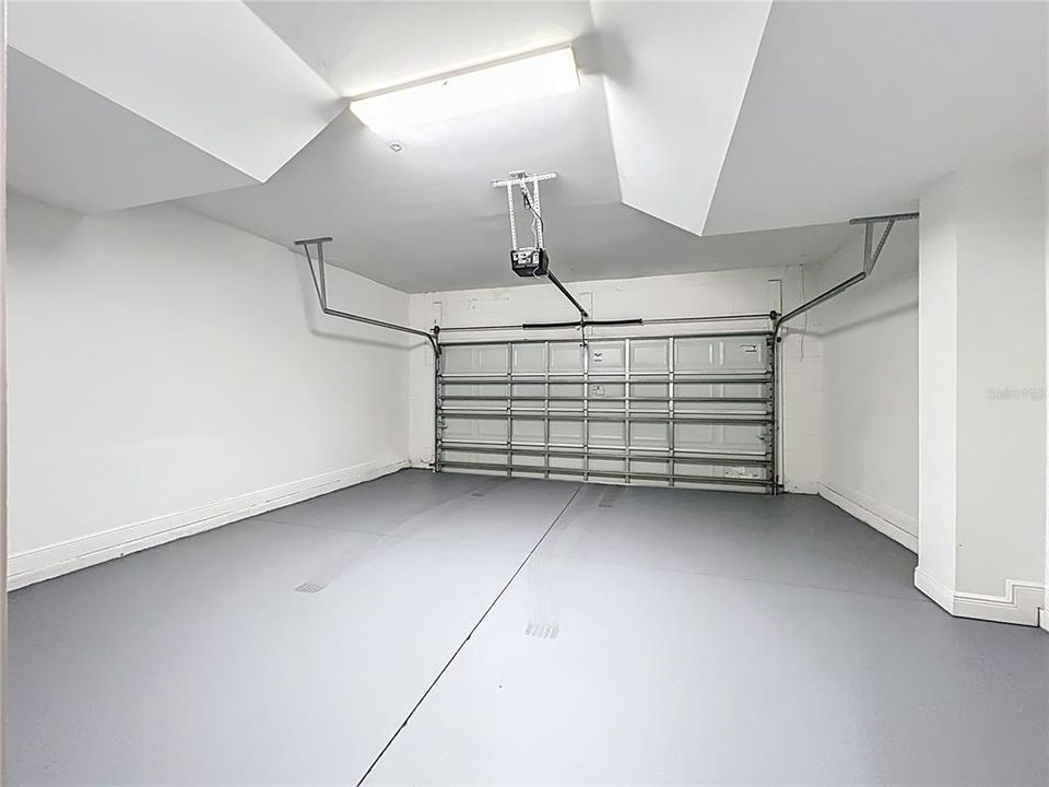 Activo con contrato: $2,995 (4 camas, 3 baños, 1705 Pies cuadrados)