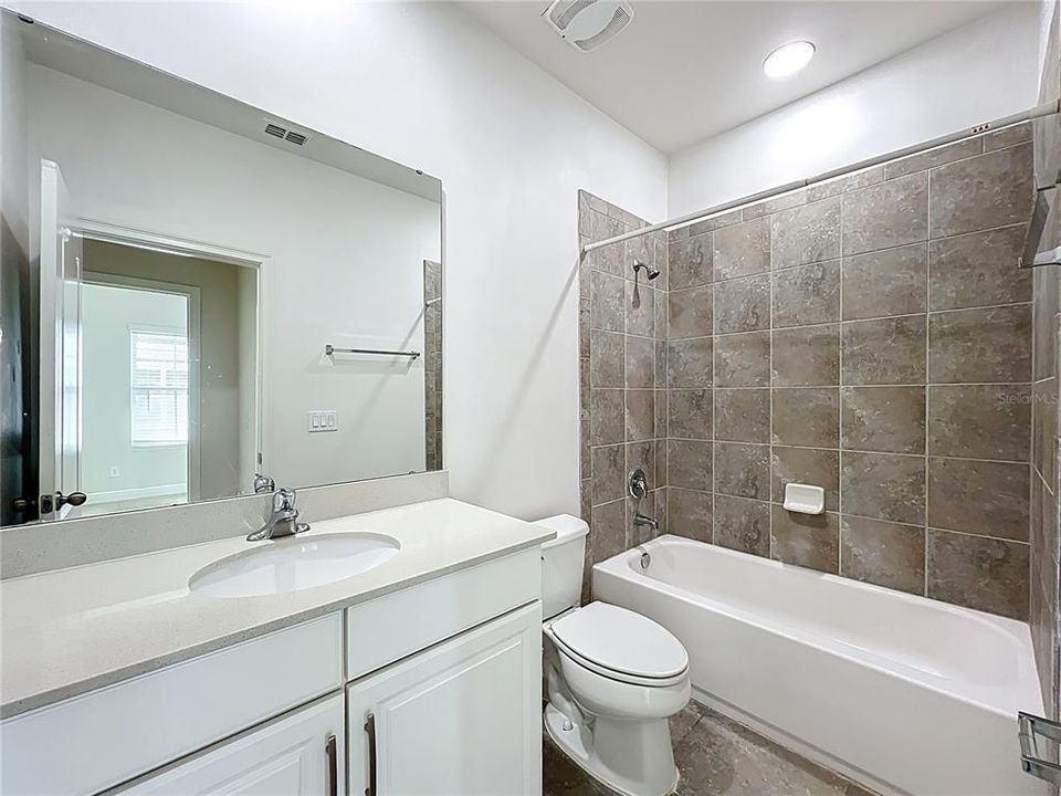 Activo con contrato: $2,995 (4 camas, 3 baños, 1705 Pies cuadrados)