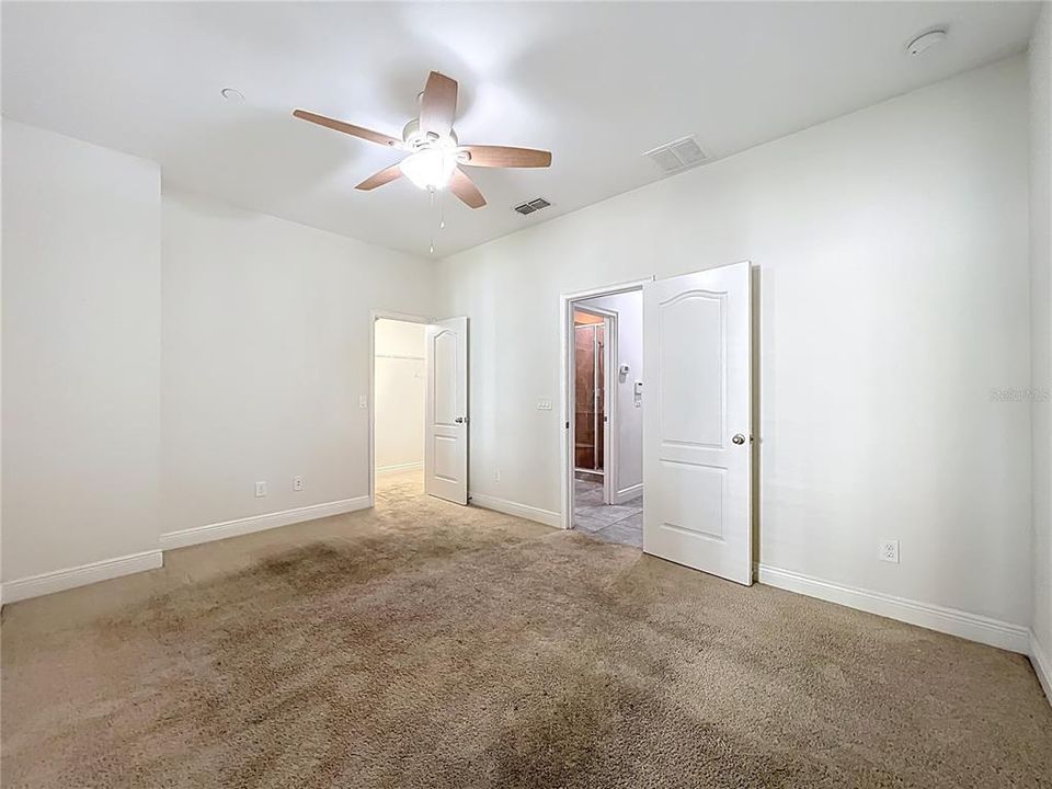 Activo con contrato: $2,995 (4 camas, 3 baños, 1705 Pies cuadrados)