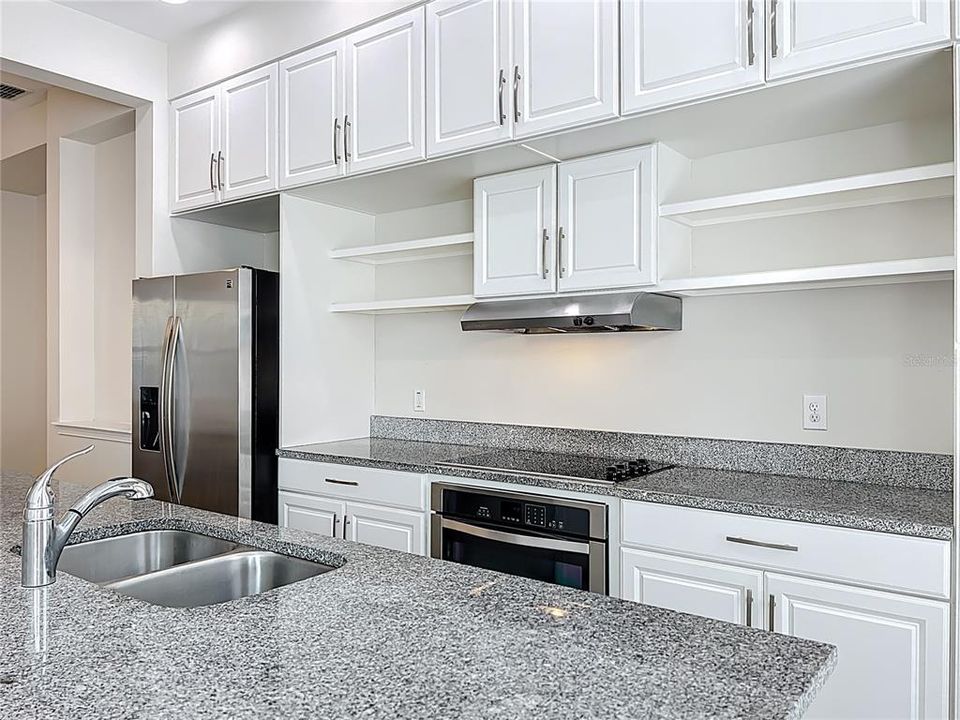 Activo con contrato: $2,995 (4 camas, 3 baños, 1705 Pies cuadrados)