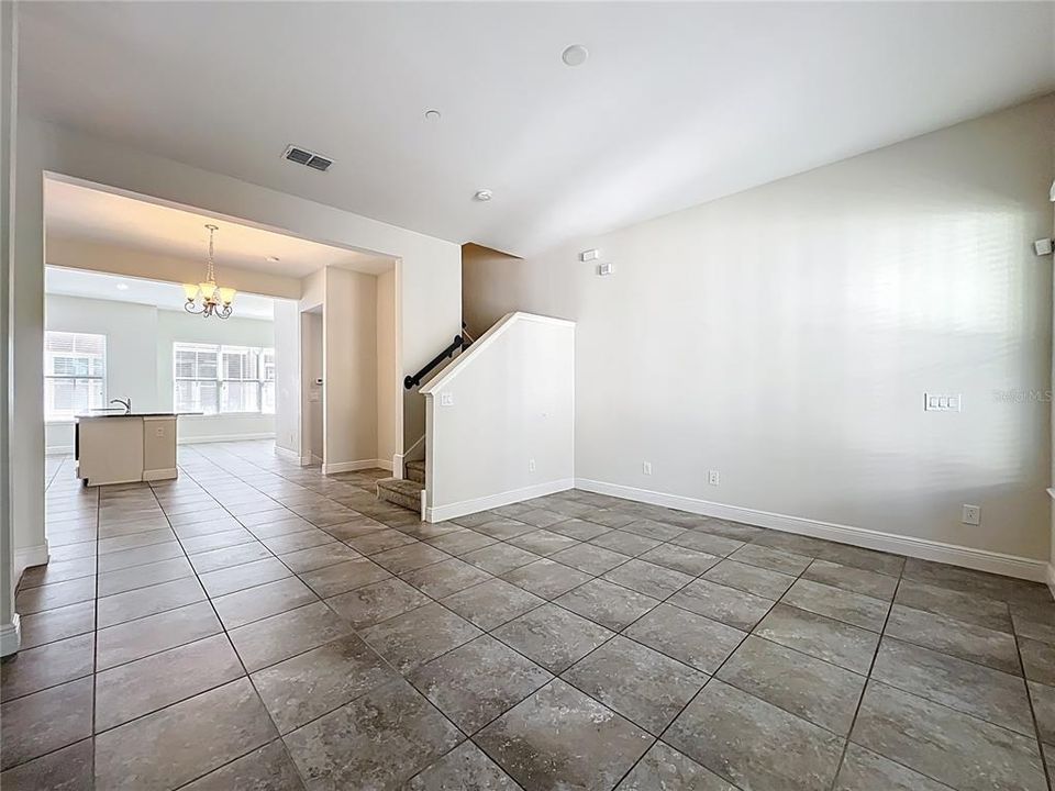 Activo con contrato: $2,995 (4 camas, 3 baños, 1705 Pies cuadrados)