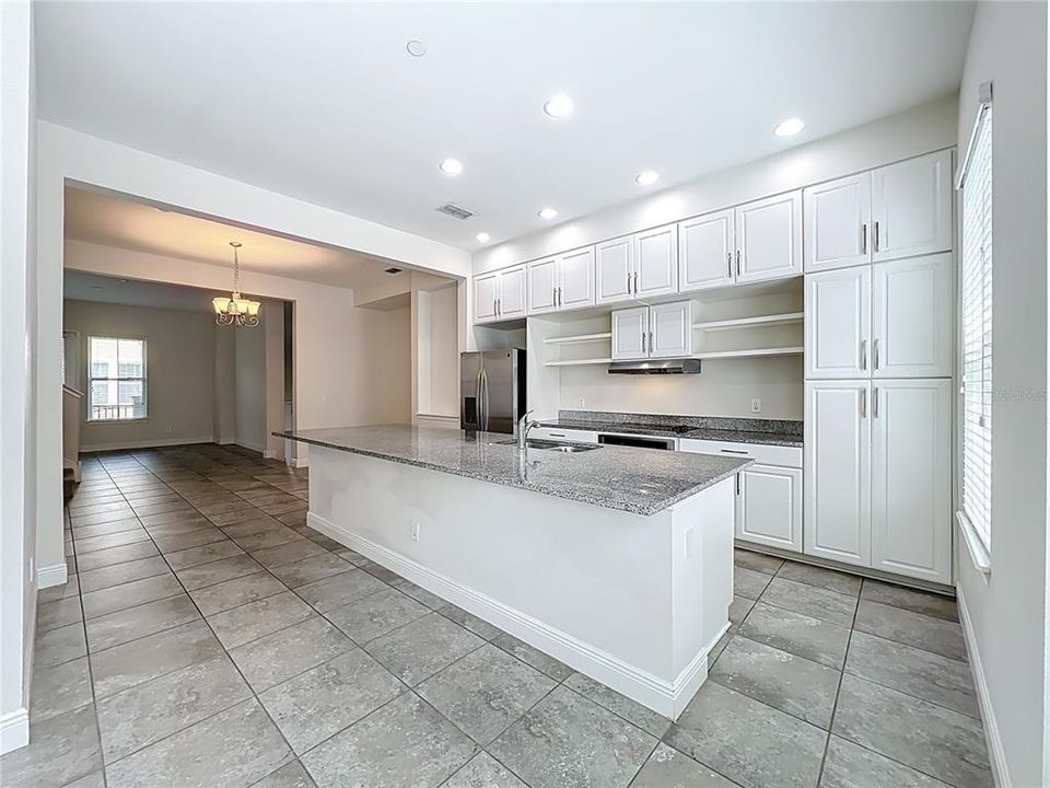 Activo con contrato: $2,995 (4 camas, 3 baños, 1705 Pies cuadrados)