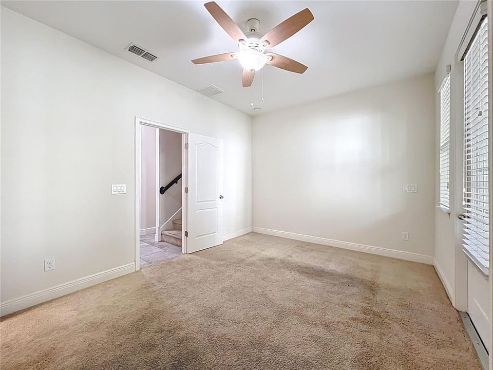 Activo con contrato: $2,995 (4 camas, 3 baños, 1705 Pies cuadrados)