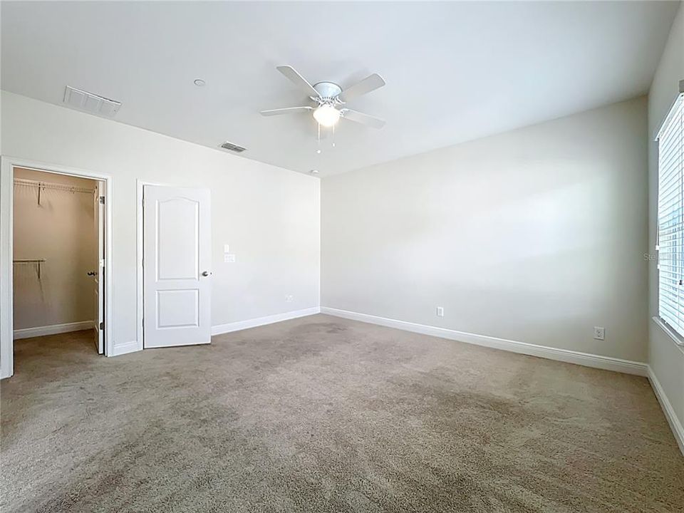 Activo con contrato: $2,995 (4 camas, 3 baños, 1705 Pies cuadrados)