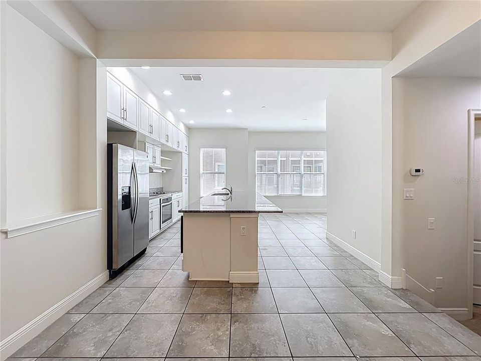 Activo con contrato: $2,995 (4 camas, 3 baños, 1705 Pies cuadrados)