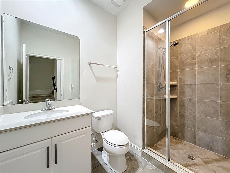 Activo con contrato: $2,995 (4 camas, 3 baños, 1705 Pies cuadrados)