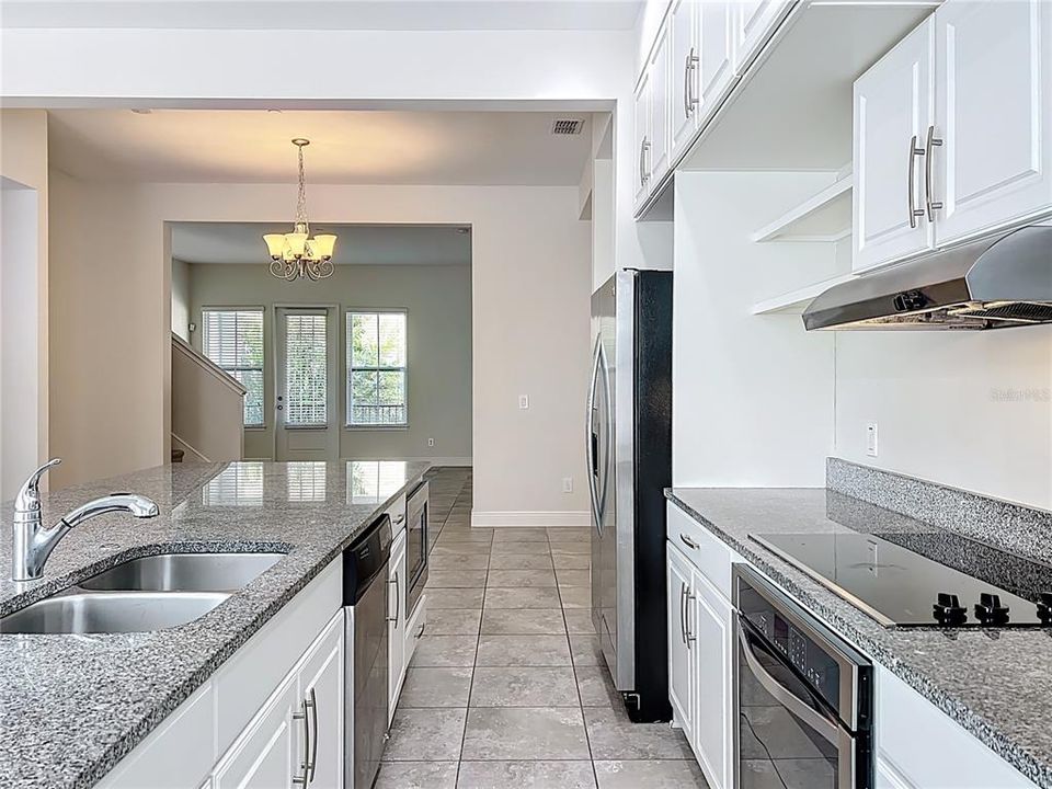 Activo con contrato: $2,995 (4 camas, 3 baños, 1705 Pies cuadrados)