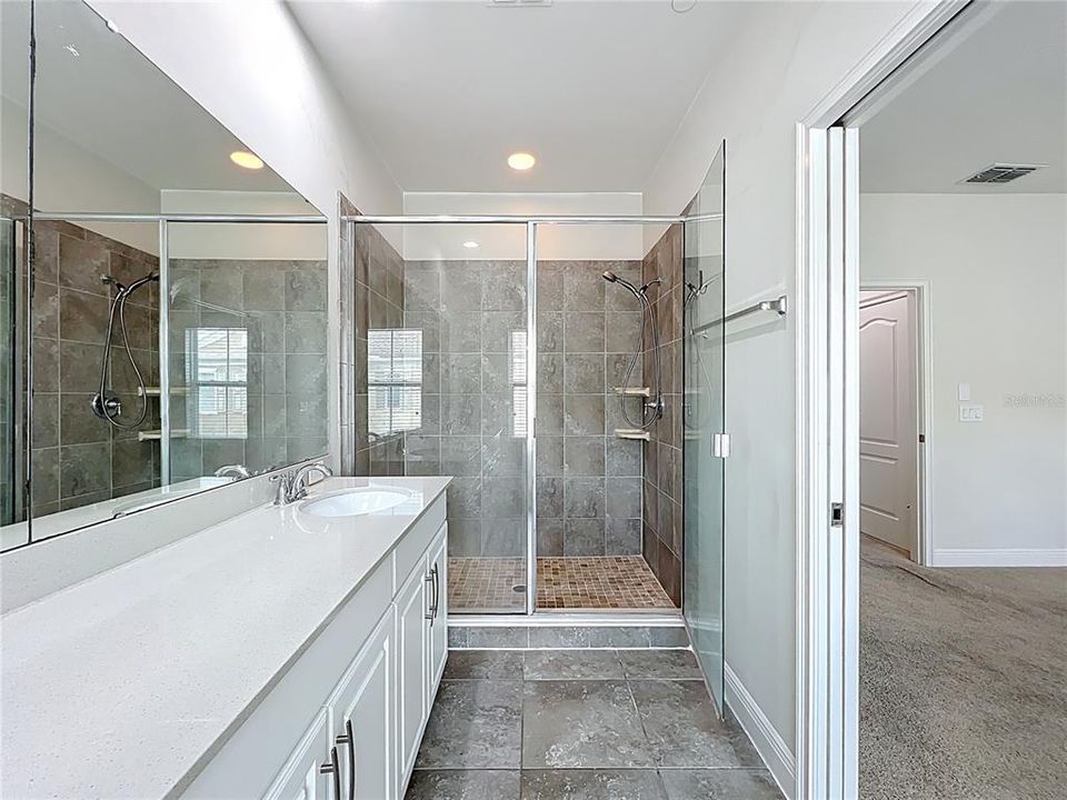 Activo con contrato: $2,995 (4 camas, 3 baños, 1705 Pies cuadrados)