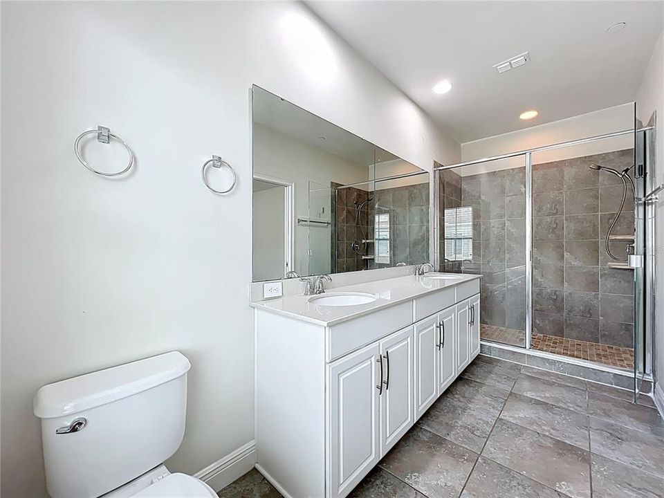 Activo con contrato: $2,995 (4 camas, 3 baños, 1705 Pies cuadrados)