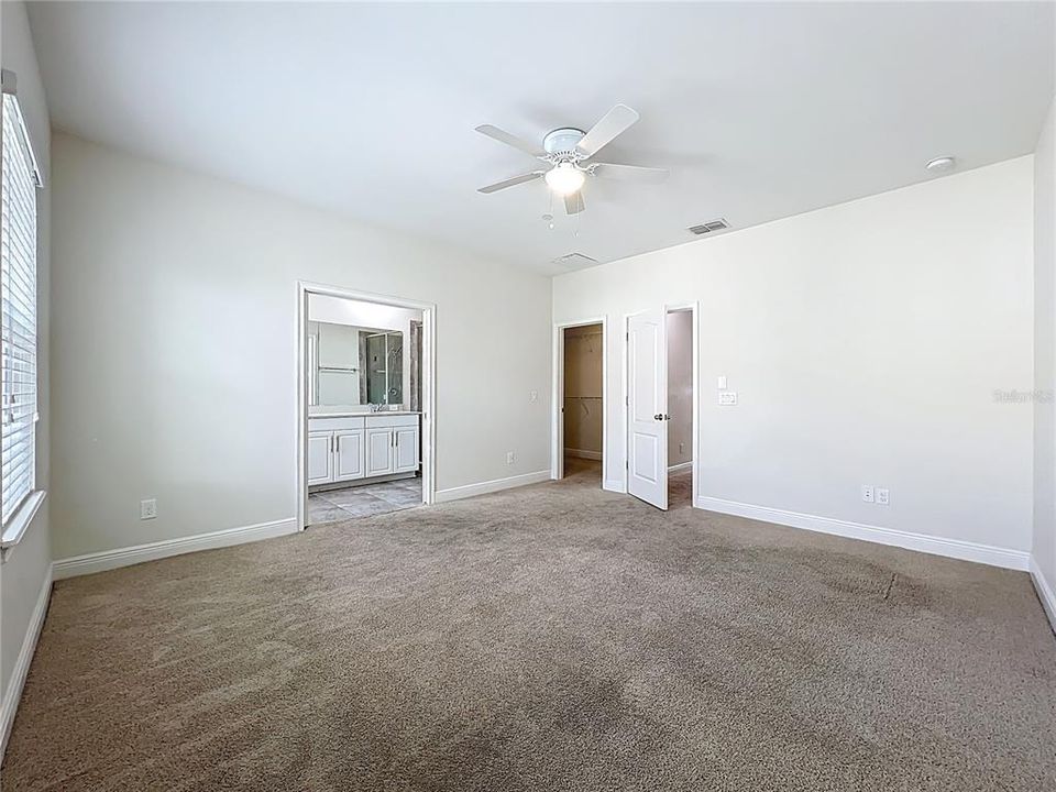 Activo con contrato: $2,995 (4 camas, 3 baños, 1705 Pies cuadrados)