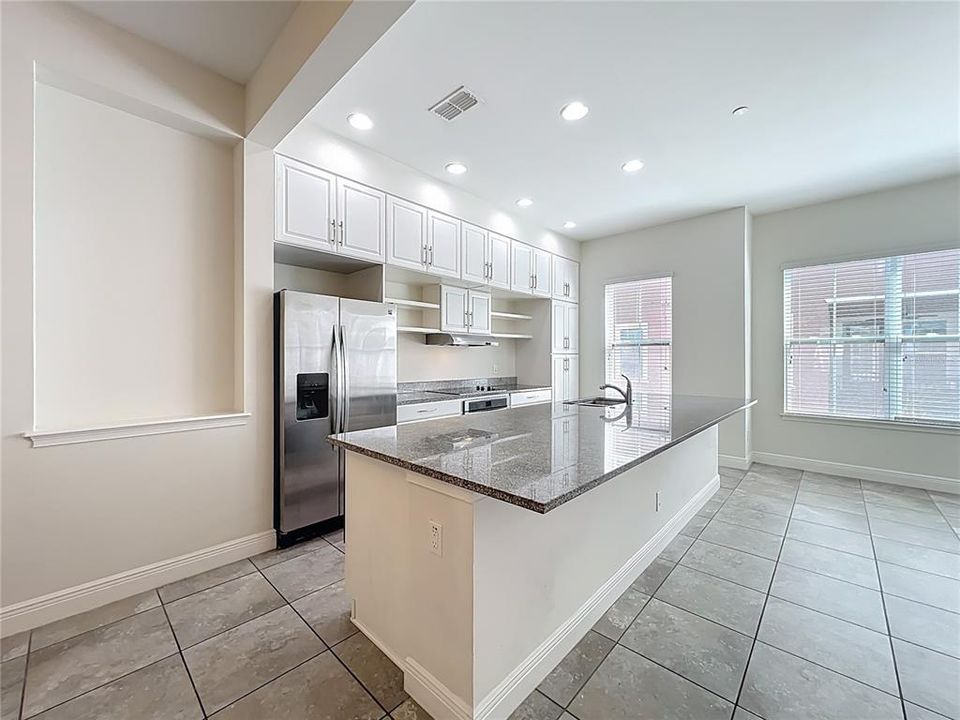 Activo con contrato: $2,995 (4 camas, 3 baños, 1705 Pies cuadrados)