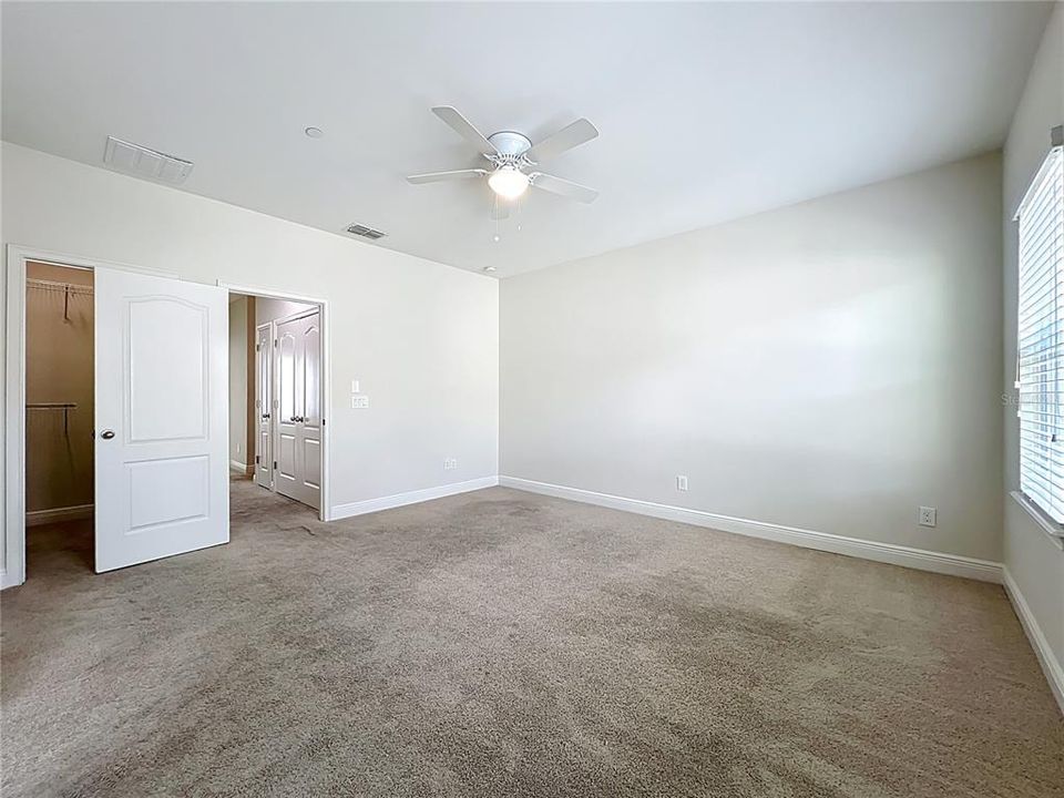 Activo con contrato: $2,995 (4 camas, 3 baños, 1705 Pies cuadrados)