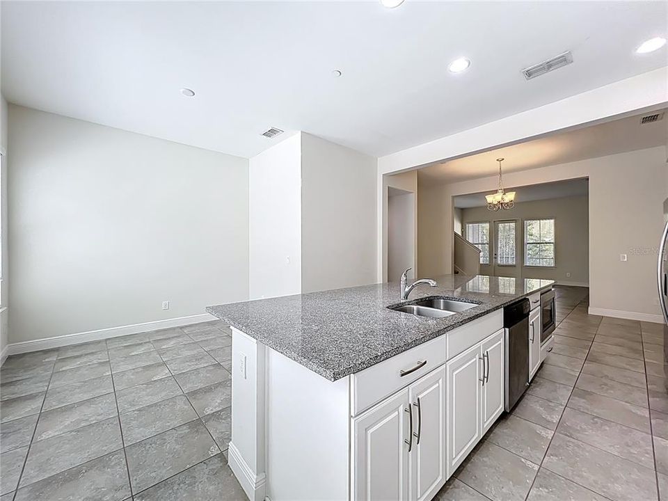 Activo con contrato: $2,995 (4 camas, 3 baños, 1705 Pies cuadrados)