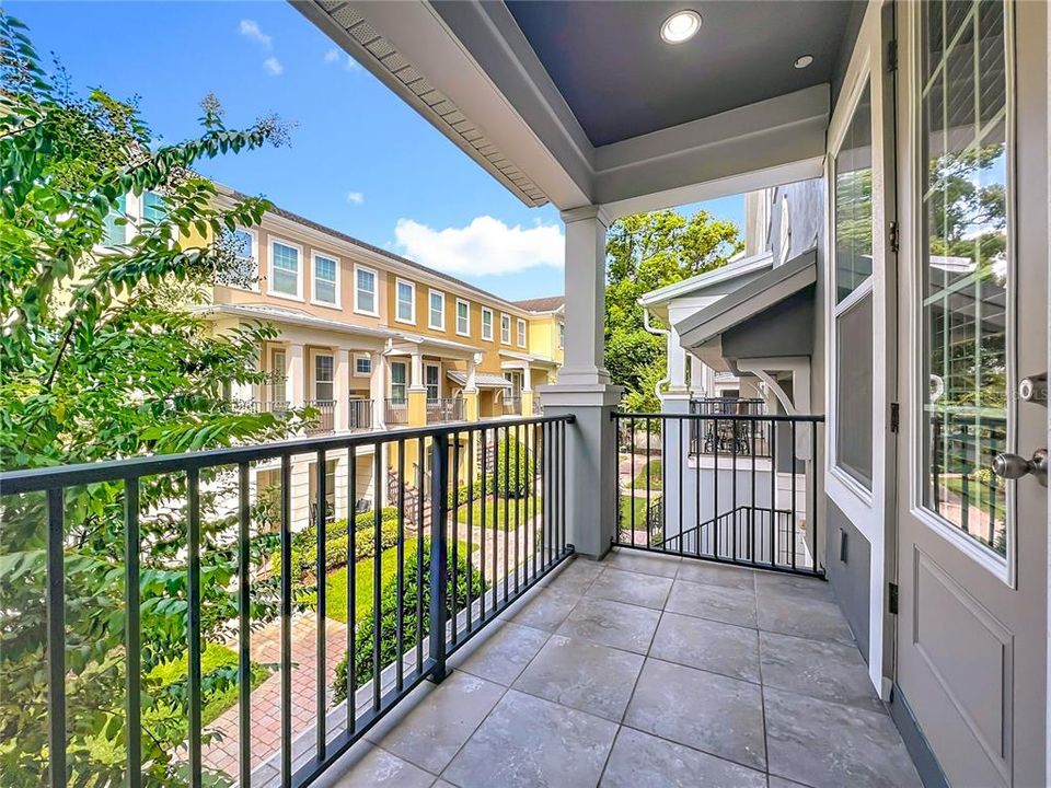 Activo con contrato: $2,995 (4 camas, 3 baños, 1705 Pies cuadrados)