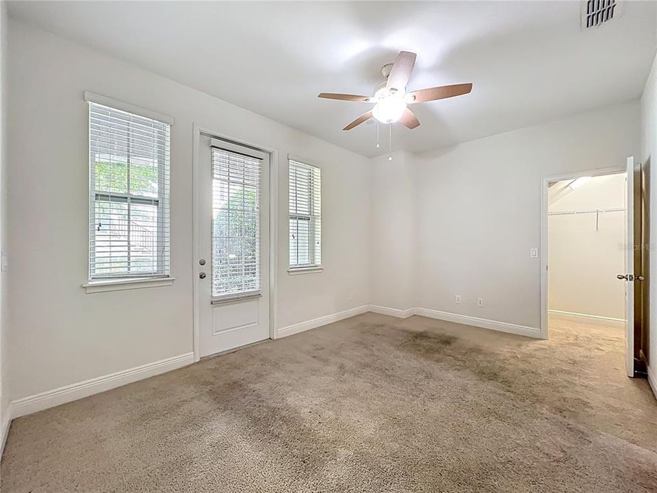 Activo con contrato: $2,995 (4 camas, 3 baños, 1705 Pies cuadrados)