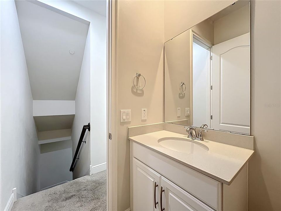 Activo con contrato: $2,995 (4 camas, 3 baños, 1705 Pies cuadrados)