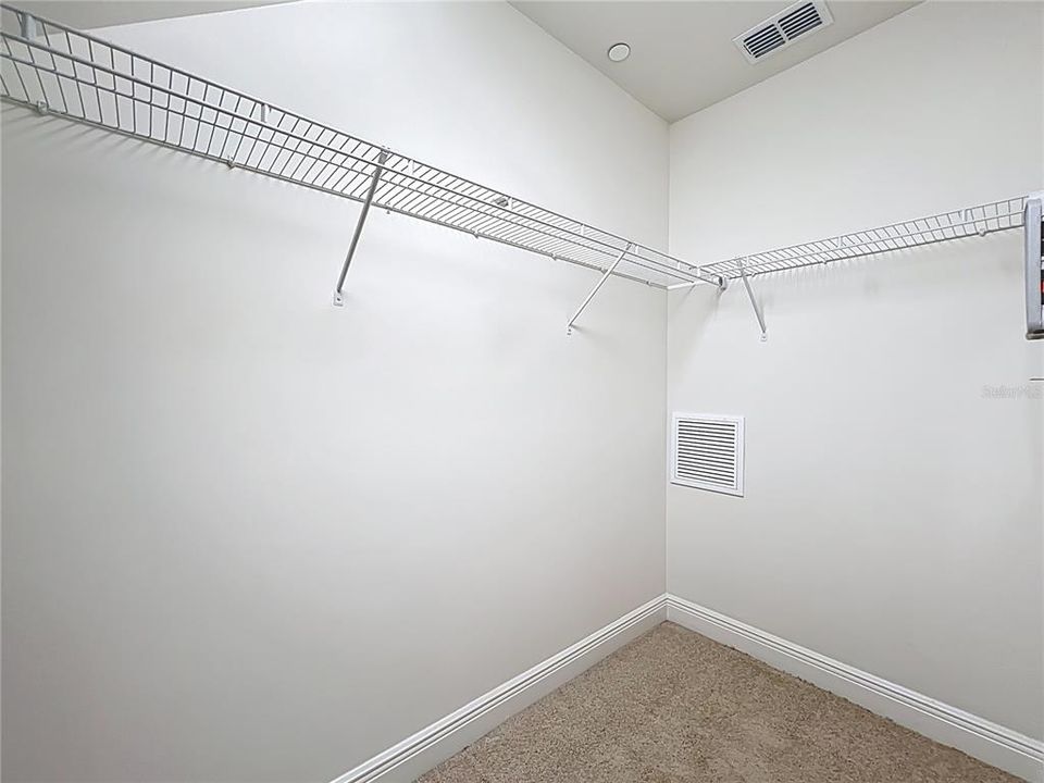 Activo con contrato: $2,995 (4 camas, 3 baños, 1705 Pies cuadrados)