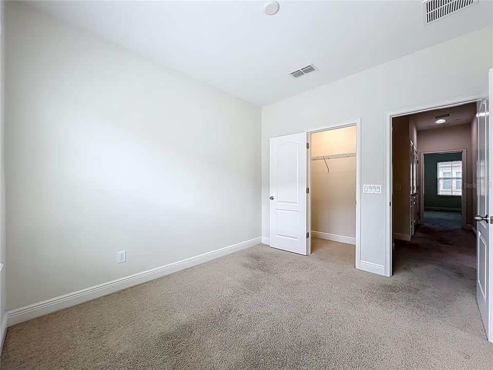 Activo con contrato: $2,995 (4 camas, 3 baños, 1705 Pies cuadrados)