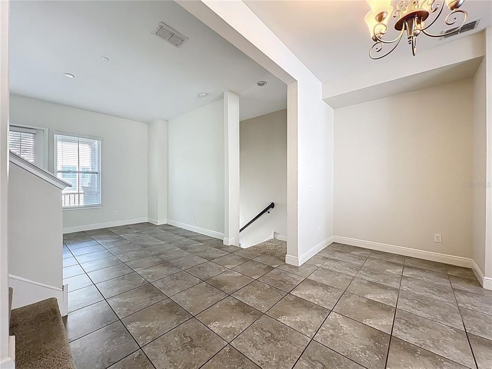 Activo con contrato: $2,995 (4 camas, 3 baños, 1705 Pies cuadrados)