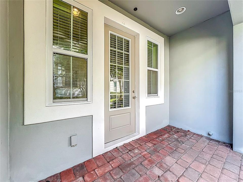 Activo con contrato: $2,995 (4 camas, 3 baños, 1705 Pies cuadrados)