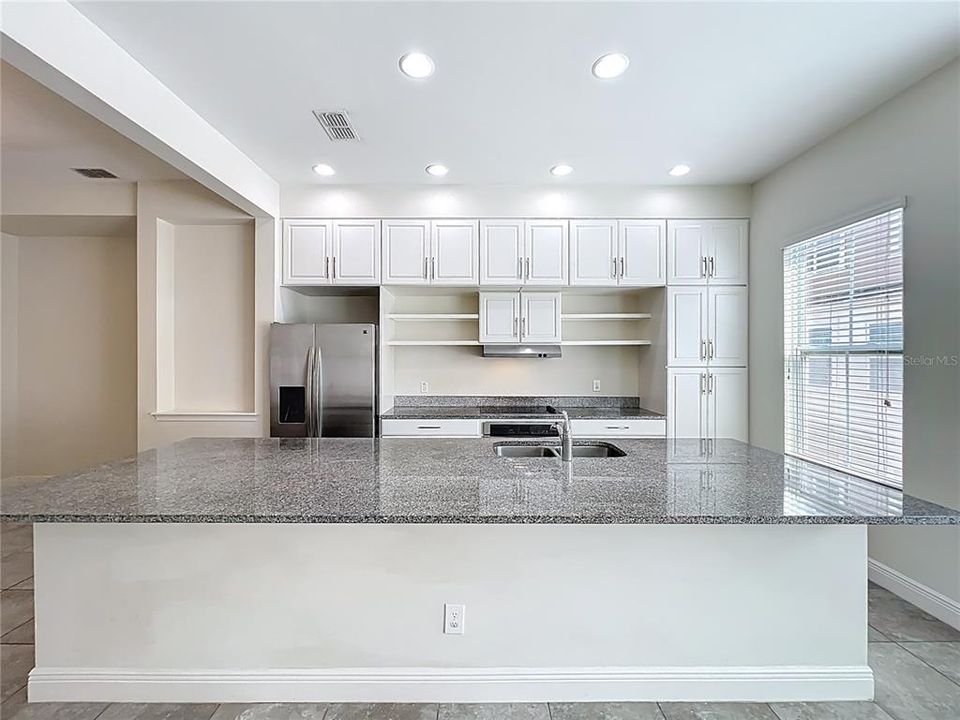 Activo con contrato: $2,995 (4 camas, 3 baños, 1705 Pies cuadrados)