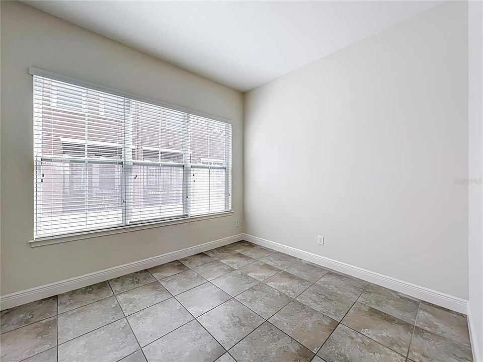 Activo con contrato: $2,995 (4 camas, 3 baños, 1705 Pies cuadrados)