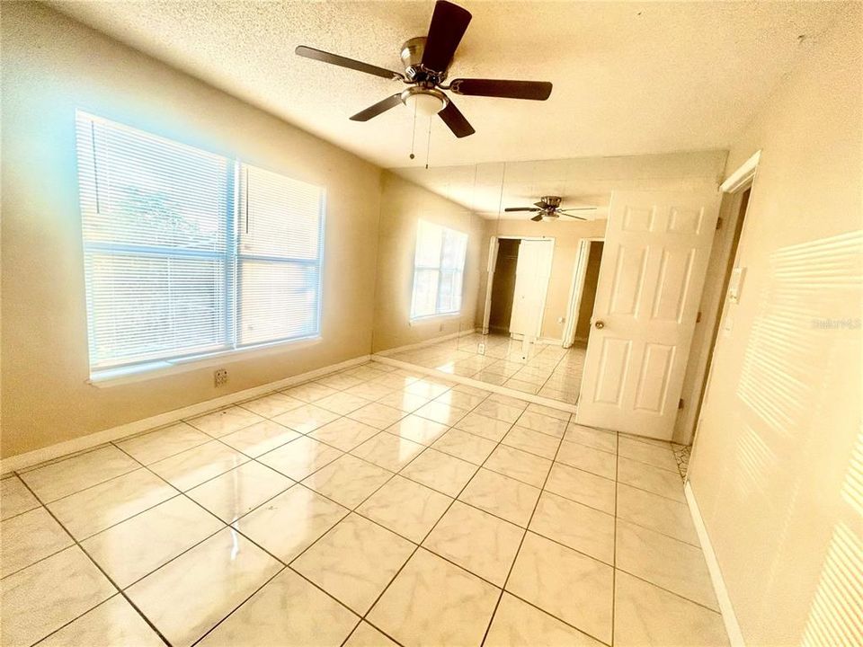 合同活跃: $270,000 (5 贝兹, 2 浴室, 1976 平方英尺)