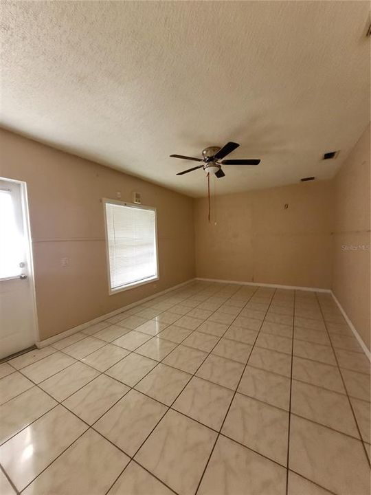 合同活跃: $270,000 (5 贝兹, 2 浴室, 1976 平方英尺)