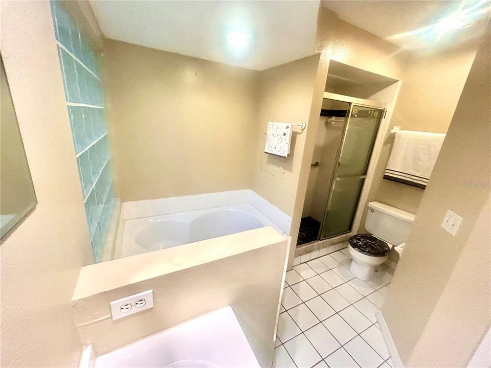 合同活跃: $270,000 (5 贝兹, 2 浴室, 1976 平方英尺)