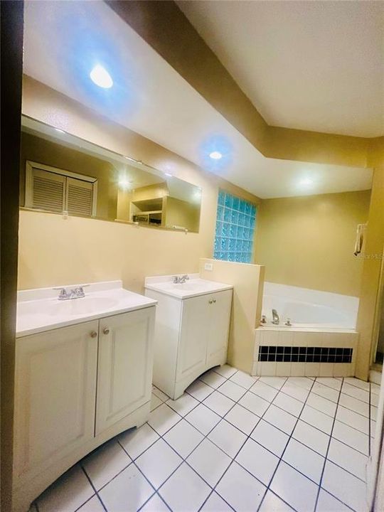 合同活跃: $270,000 (5 贝兹, 2 浴室, 1976 平方英尺)