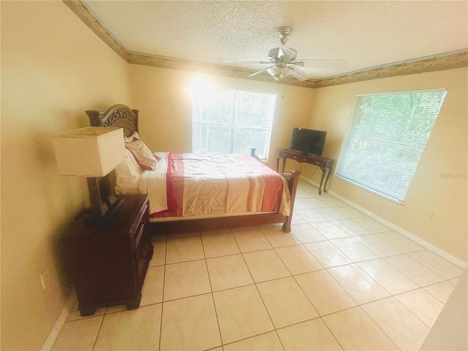 合同活跃: $270,000 (5 贝兹, 2 浴室, 1976 平方英尺)