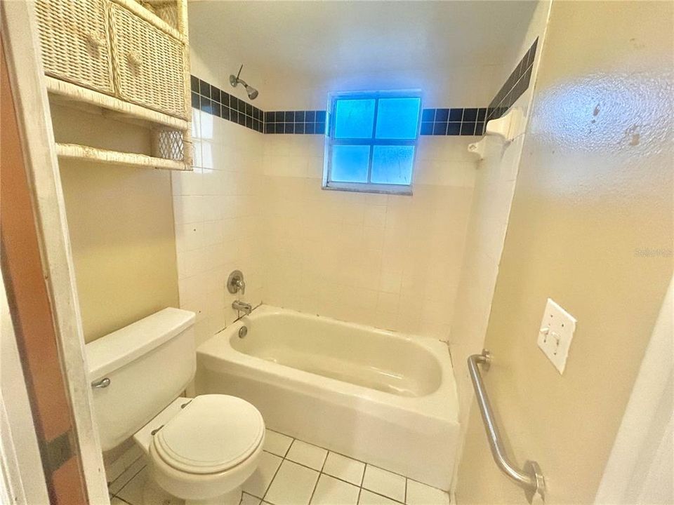 合同活跃: $270,000 (5 贝兹, 2 浴室, 1976 平方英尺)