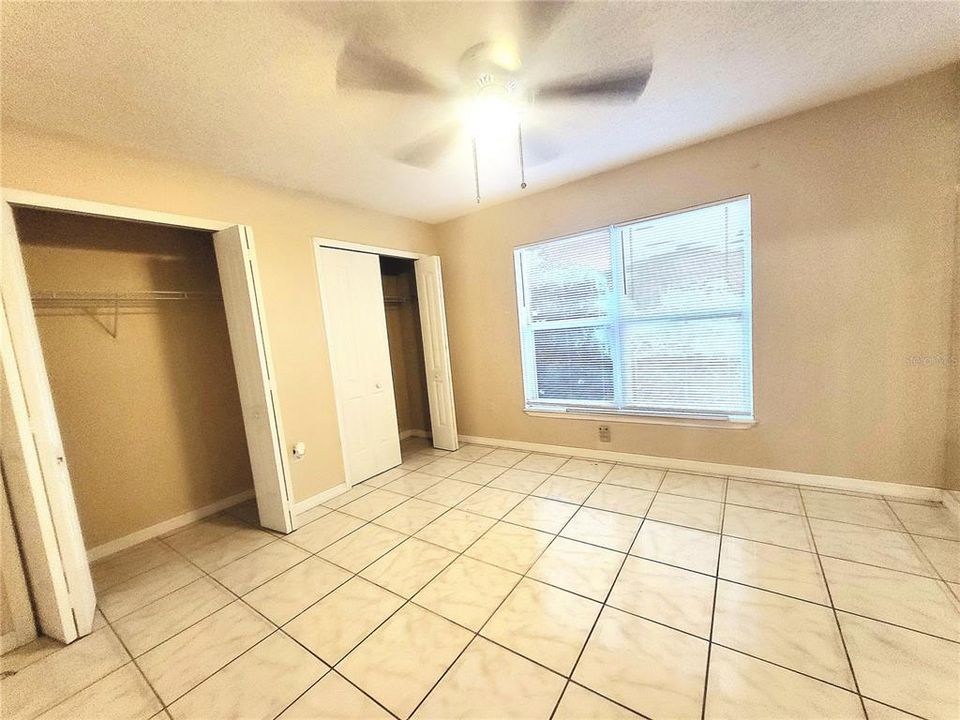 合同活跃: $270,000 (5 贝兹, 2 浴室, 1976 平方英尺)