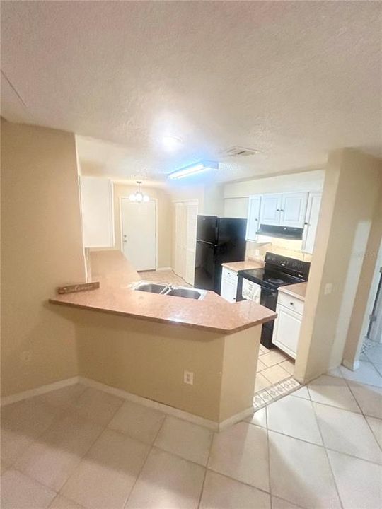 合同活跃: $270,000 (5 贝兹, 2 浴室, 1976 平方英尺)