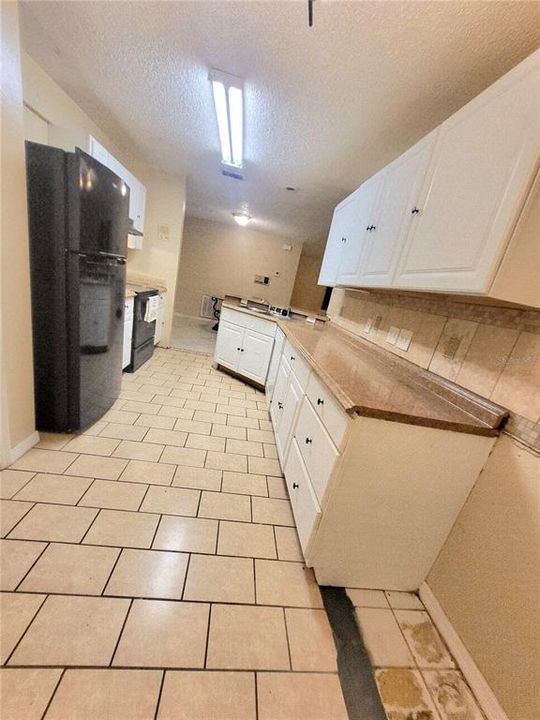 合同活跃: $270,000 (5 贝兹, 2 浴室, 1976 平方英尺)