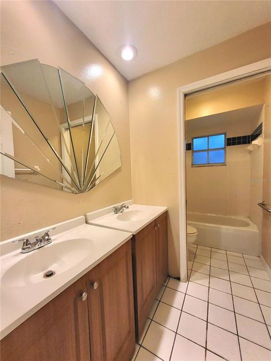 合同活跃: $270,000 (5 贝兹, 2 浴室, 1976 平方英尺)